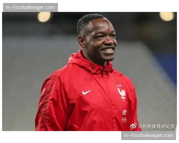 瞬间特写：老将曼丹达完成职业生涯第600场联赛后，获全队列队致敬