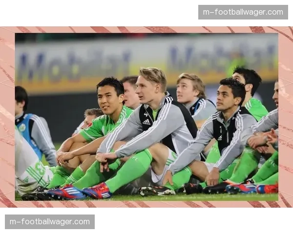 镜头定格:法兰克福老将长谷部健被换下时,主场球迷起立鼓掌致敬 镜头定格:法兰克福老将长谷部健被换下时,主场球迷起立鼓掌致敬