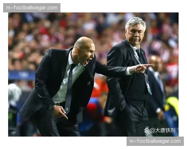 特写镜头：安切洛蒂在伯纳乌告别战中与瓜迪奥拉握手致意